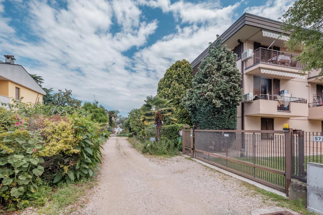 Casa Lugana 15 - Monolocale Con Piscina Fronte Lago Сирмионе Екстериор снимка